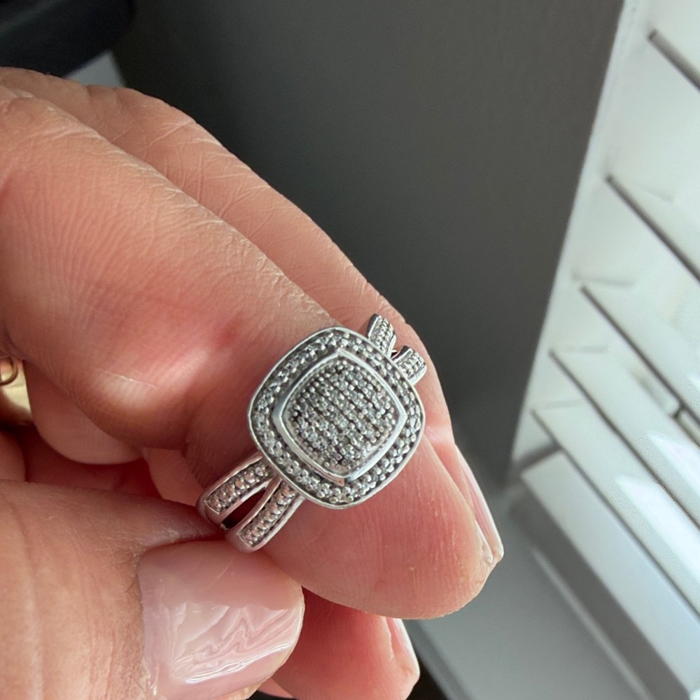 Elegant Silver Ring with Sparkling Accents